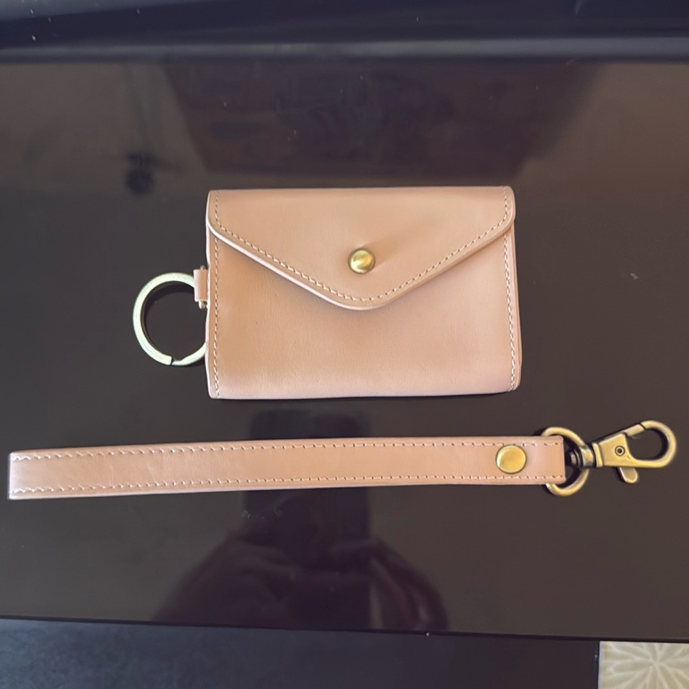 Andar Wallet in blush with wristlet strap